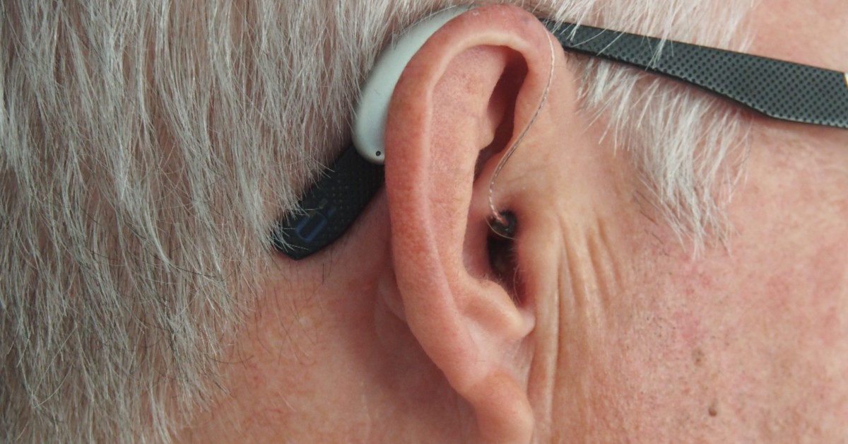 picture of man with hearing aids and glasses from platinum hearing aids in detroit