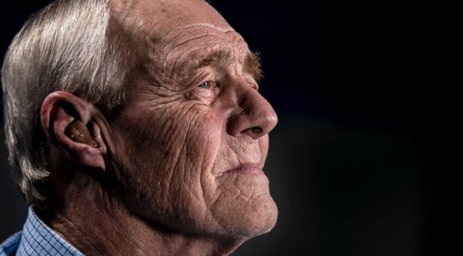 picture of older man with hearing aids from platinum hearing aids in detroit